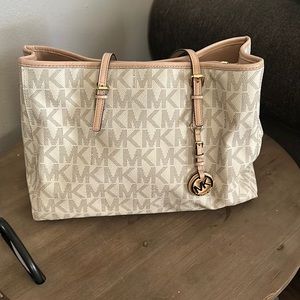 Michael Kors jet set tote, like new, only used a couple of times.